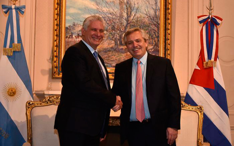 Presidente cubano junto al nuevo presidente de Argentina