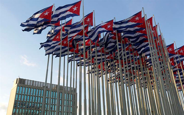Embajada de los Estados Unidos en La Habana y banderas cubanas de la Tribuna Antimperialista.