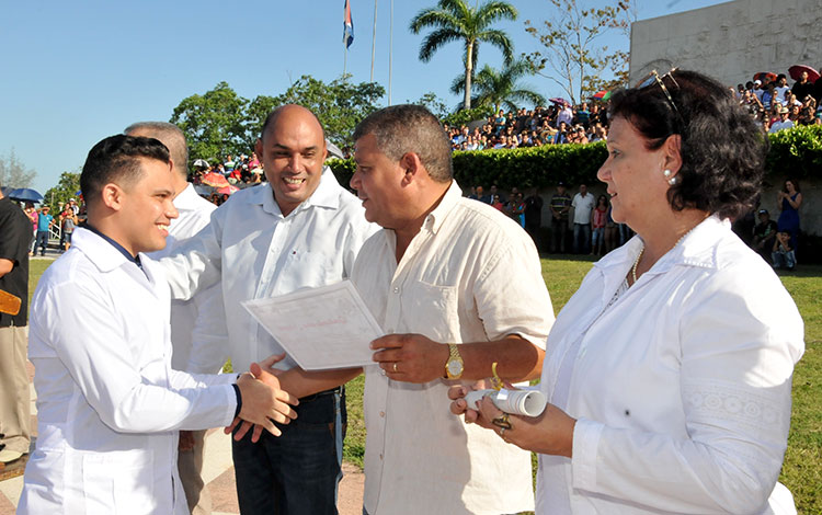 Halbert Herrnández Negrín, el graduado más integral, recibió el diploma de parte de Julio Ramiro Lima Corzo, primer secretario del Partido en la provincia.