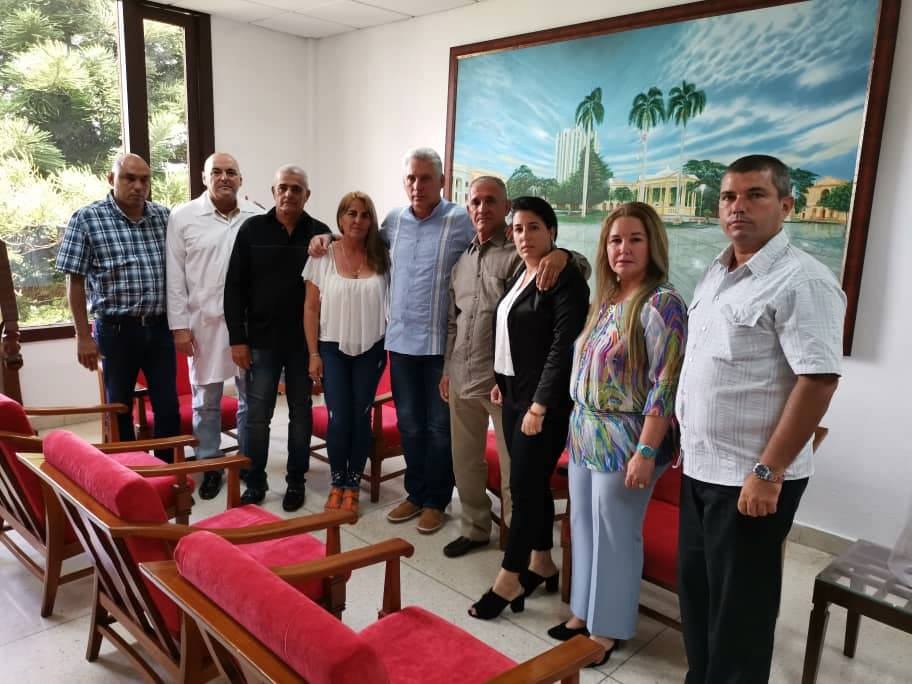 El Presidente de los Consejos de Estado y de Ministros, Miguel Díaz-Canel Bermúdez, junto a familiares del médico villaclareño Landy Rodríguez Hernández, el 31 de julio de 2019. (Foto: Tomada de la cuenta de twitter del Presidente Miguel Díaz-Canel Bermúdez)