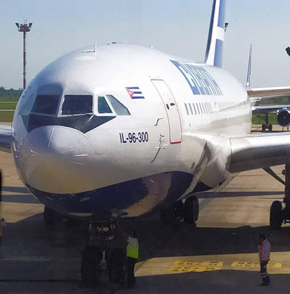Avion que trasladó a Cuba al primer grupo de colaboradores cubanos en Bolivia.