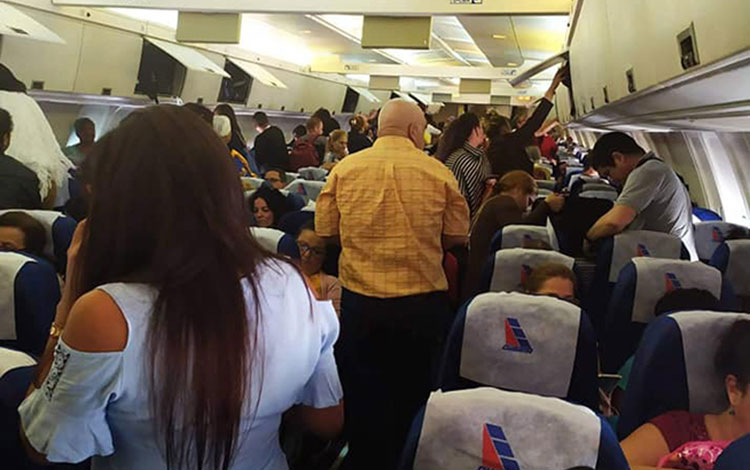 Colaboradores cubanos en el avión que los trae de regreso a Cuba desde Bolivia.