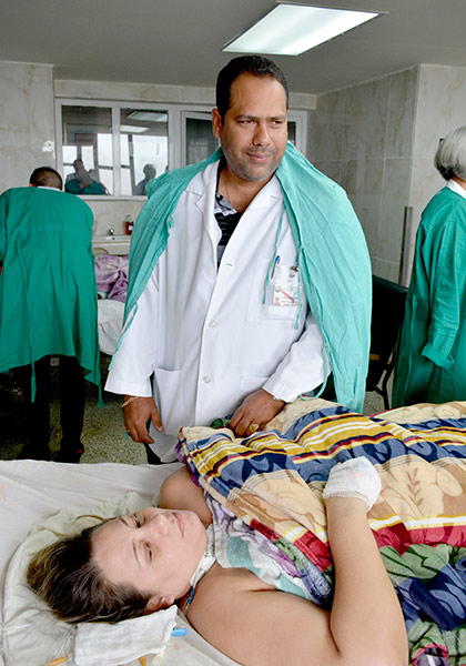 Doctor Esteban Roig Caraballo, jefe de Servicios de Neurocirugí­a del hospital universitario Arnaldo Milián Castro, de Villa Clara.