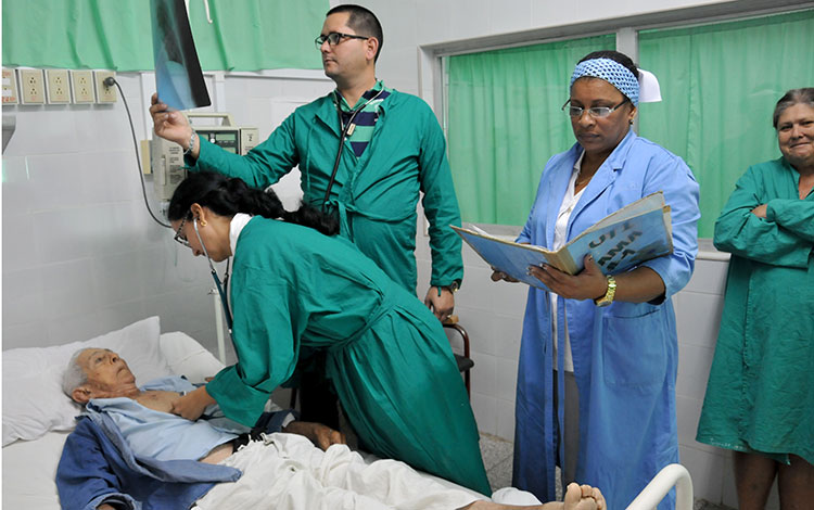 Médicos atienden paciente