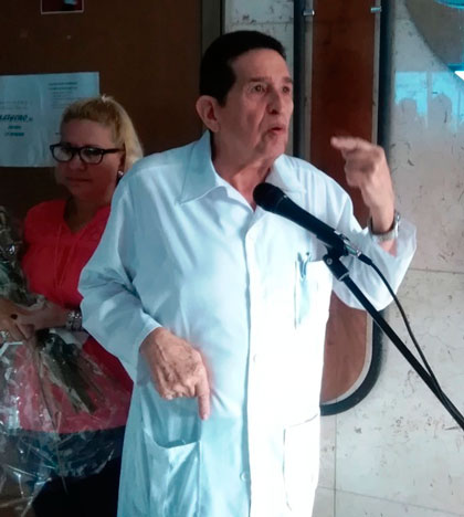Doctor Raúl Dueñas Fernández habla al colectivo del Cardiocentro Ernesto Che Guevara, de Villa Clara.