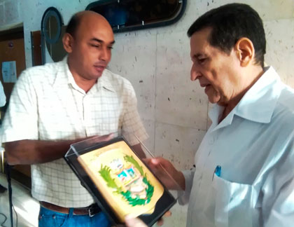 Doctor Raúl Dueñas Fernández recibe la réplica del Escudo de Armas de Villa Clara. 