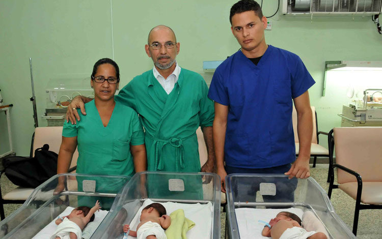 Trillizos junto a su padre y trabajadores del Hospital Materno Mariana Grajales