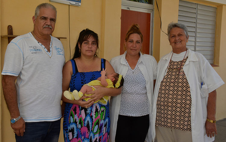 Doctoras Yuleidy Botana e Inés Hernández, junto a Gabriela y sus padres.