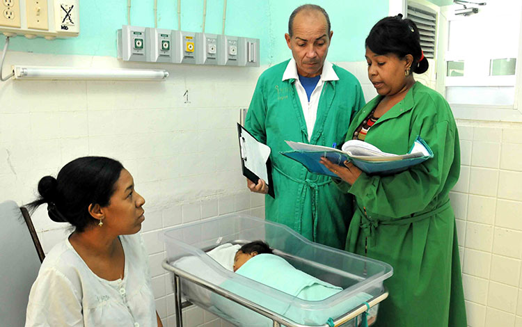 La doctora Viridiana Pérez Méndez junto al enfermero Rafael Bermúdez Reinoso, del hospital pediátrico de Villa Clara.