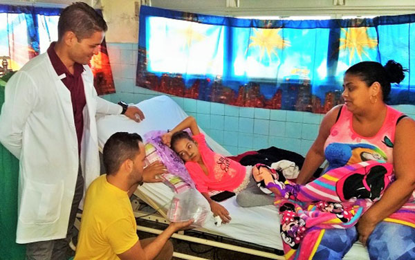 Trabajadores de Cubacatering Santa Clara entregan regalos a pacientes del hospital pediátrico.