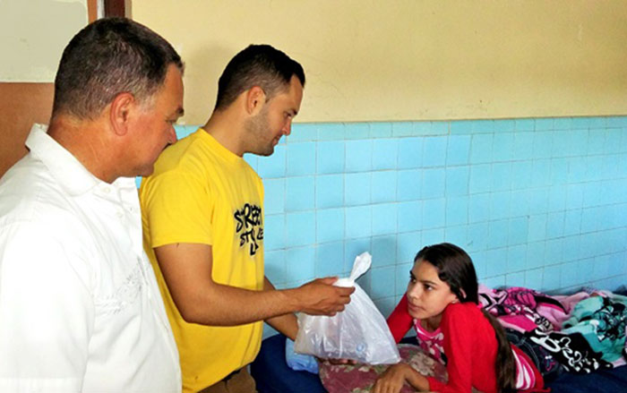 Trabajadores de Cubacatering entregan regalos a pacientes del hospital pediátrico de Santa Clara.