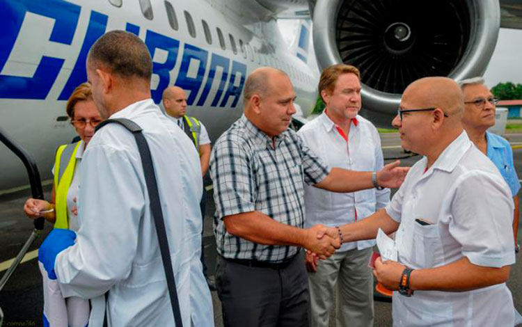 Brigada del Contingente Henry Reeve parte hacia México.
