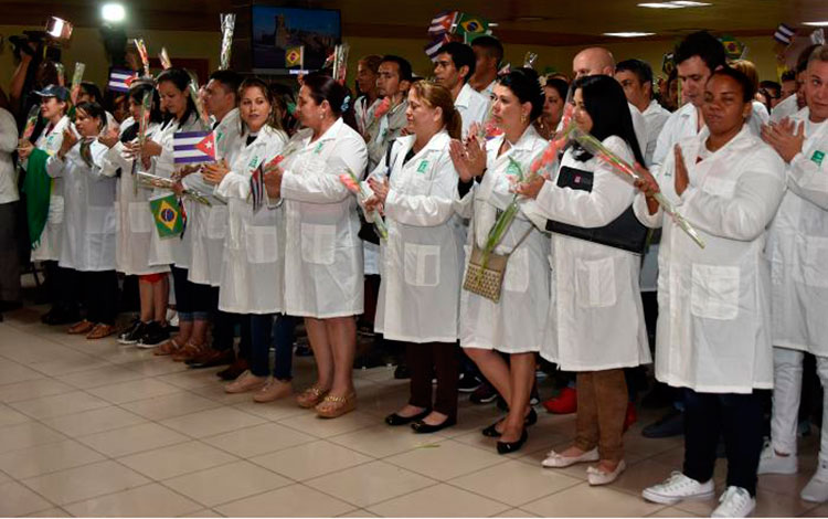 Médicos cubanos provenientes de Brasil. Médicos cubanos provenientes de Brasil.