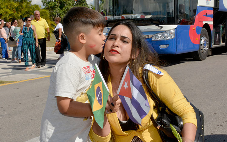 Médicos cubanos llegan a Villa Clara procedentes de Brasil.