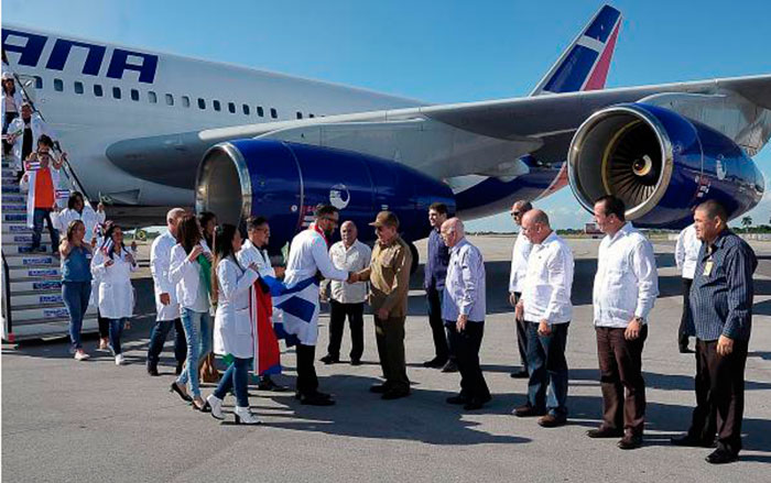 Recibió Raúl Castro a médicos cubanos procedentes de Brasil.