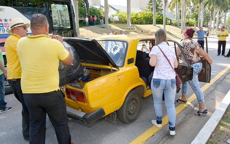 Autos de Cubataxi trasladan a colaboradores villaclareños procedentes de Brasil. Autos de Cubataxi trasladan a colaboradores villaclareños procedentes de Brasil.