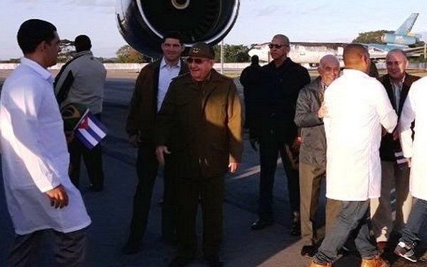 Raúl Castro Ruz recibe médicos internacionalistas