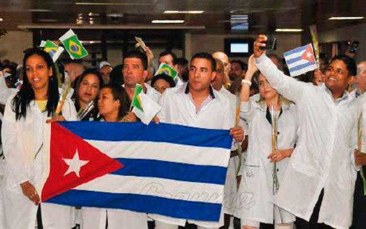 Médicos cubanos regresando de Brasil.
