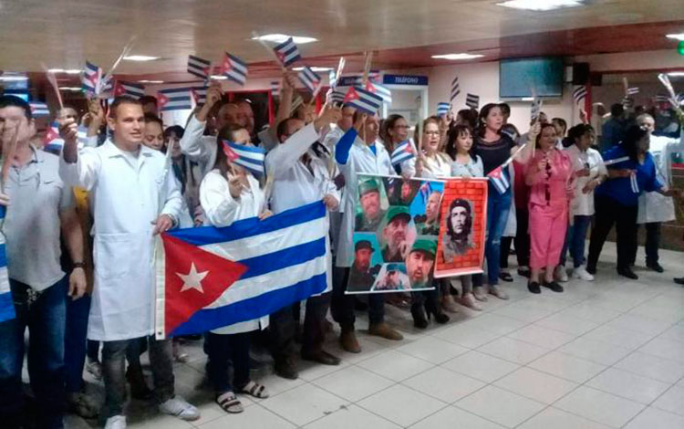 Cooperantes cubanos de la Salud arriban a La Habana procedentes de Bolivia.