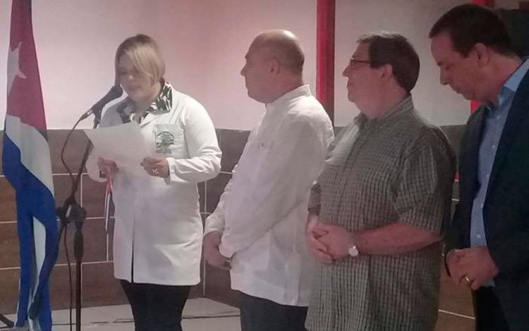 Doctora Nirza Garcí­a habla en nombre de cooperantes cubanos en Bolivia.