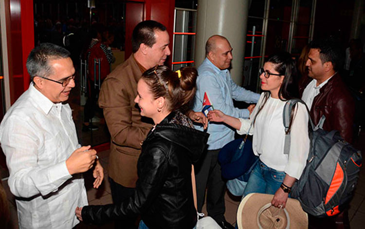 Recibimiento a segundo grupo de cooperantes cubanos procedentes de Bolivia.