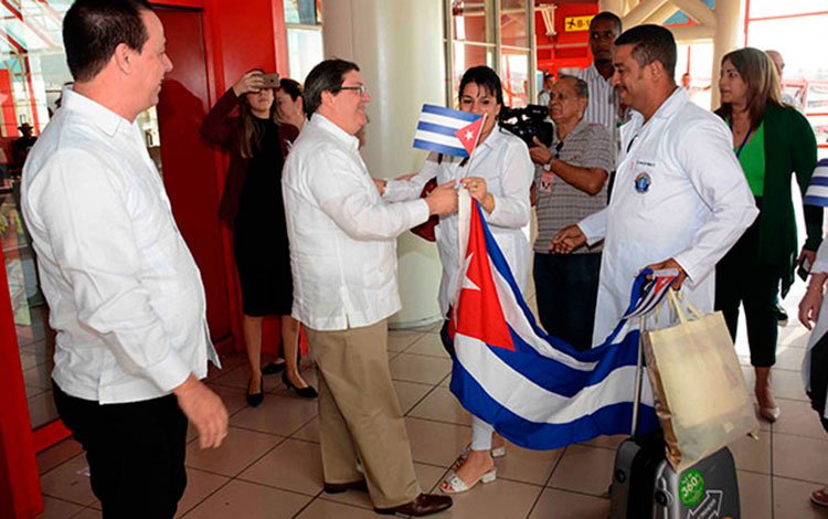 Canciller cubano, Bruno Rodríguez, en recibimiento a cooperantes cubanos de la salud provenientes de México.