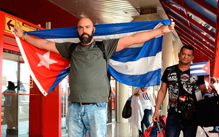 Llegada de último grupo de cooperantes cubanos procedentes de Bolivia.