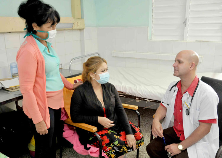 Paciente transplantada Lisandra Linares Pérez y el doctor Yuniel González Cárdenas.