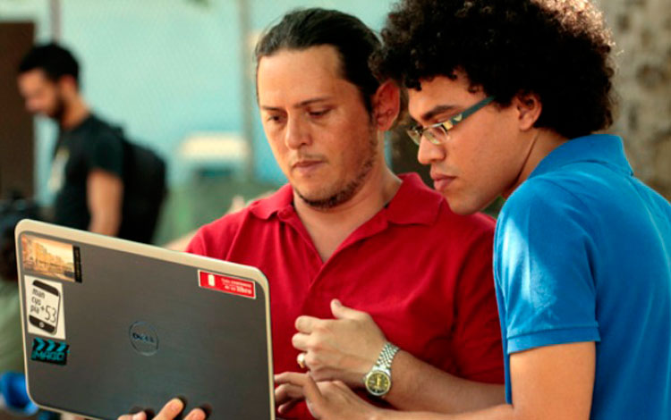 Jóvenes cubanos acceden a Internet