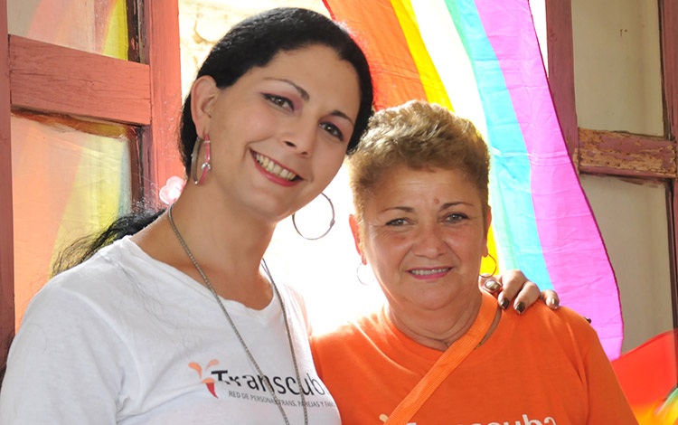 Rosa Ramí­rez, miembro de la Red Latinoamericana de Madres contra la Homofobia, y su hijo.