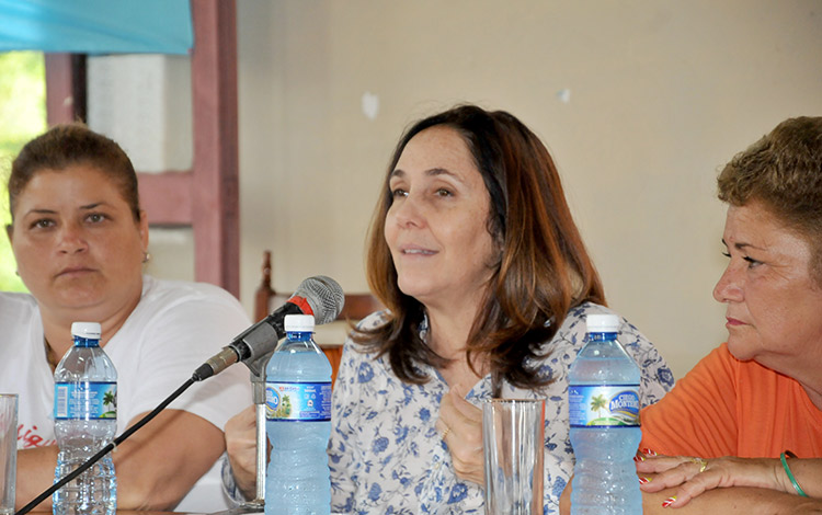 Dra. Mariela Castro Espí­n, en encuentro con madres de Placetas, Villa Clara.