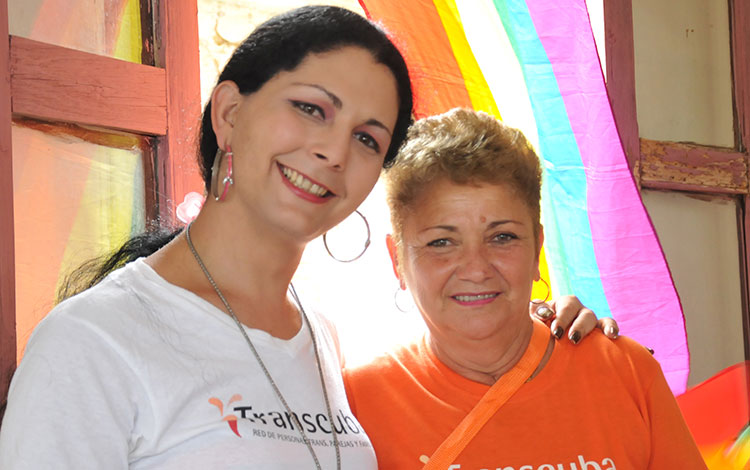 Malú Duardo Ramírez, mujer transexual, y su mamá Rosa Ramírez Pérez.