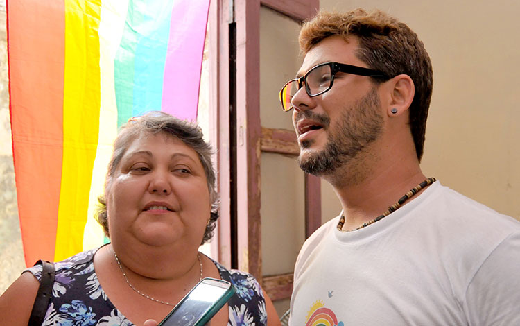 Rafael Alejandro Suri y su mamá Teresa Lourdes González. Rafael Alejandro Suri y su mamá Teresa Lourdes González, en encuentro contra la homofobia.