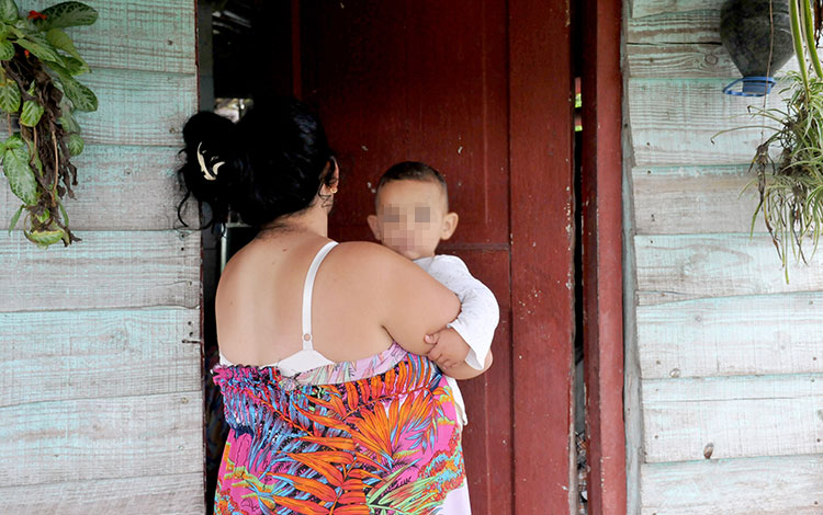 Habitantes de barrio ilegal en Santa Clara, Cuba.