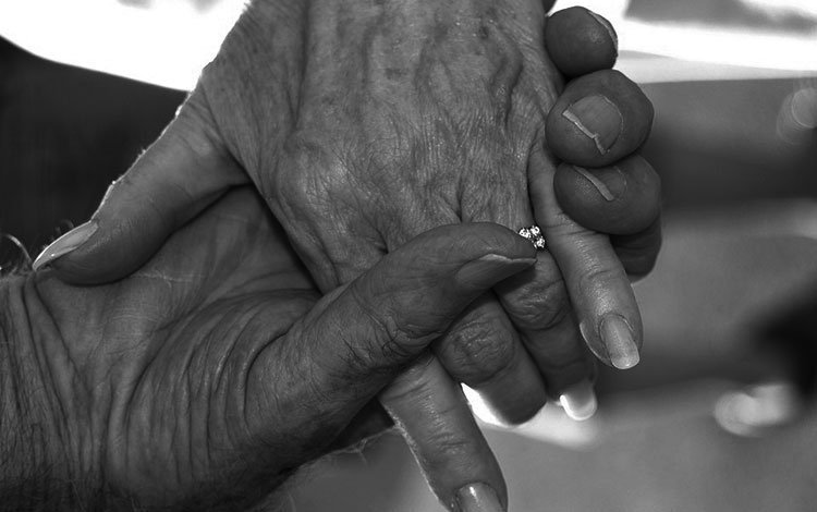 Mano de pareja de ancianos.