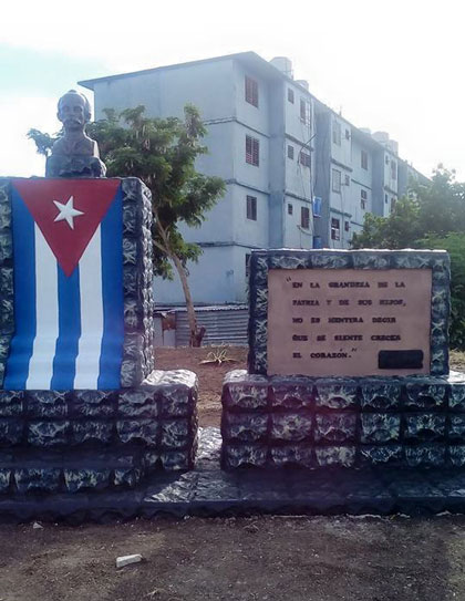 Sitial en honor a José Martí en el reparto de igual nombre, en Santa Clara, Cuba. Sitial en honor a José Martí en el reparto de igual nombre, en Santa Clara, Cuba.