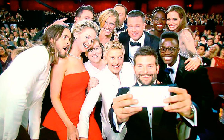 Momento en que Bradley Cooper tomo uno de los sefis de los Oscar 2014.