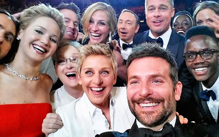 Momento en que Bradley Cooper tomo uno de los sefis de los Oscar 2014.