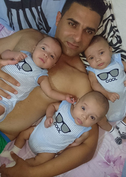 Padre villaclareño con sus trillizos,