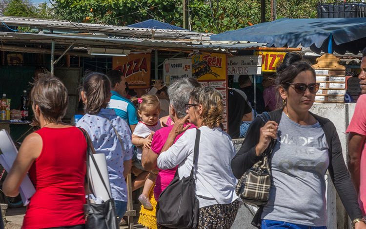 Venta de alimentos en candonga de zona hospitalaria de Santa Clara.