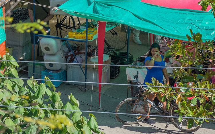 Venta de artí­culos en candonga de Santa Clara.