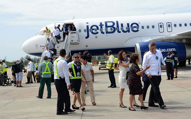 Llegada de pasajeros del aerobús de JetBlue a Santa Clara.