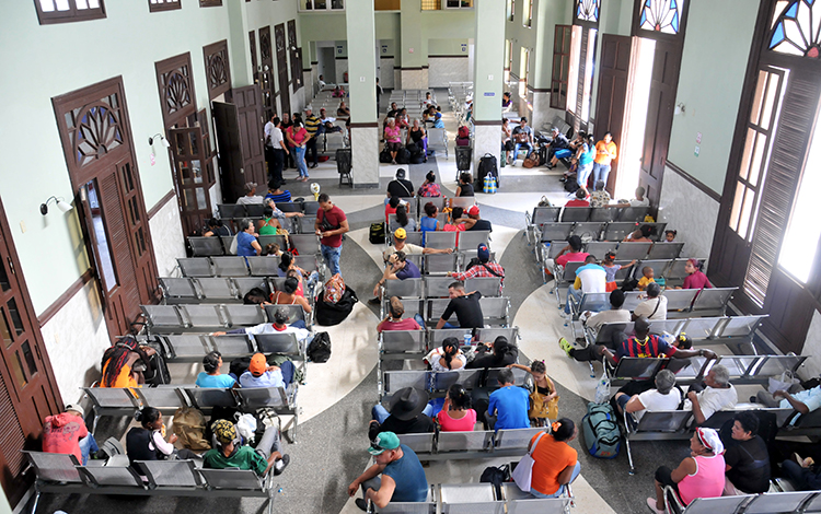 Pasajeros en la Estación Ferroviaria de Santa Clara.