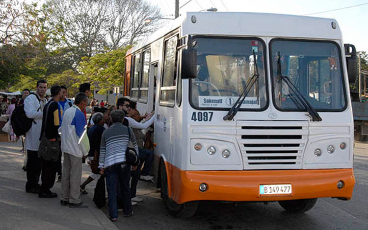Pasajeros abordan ómnibus Diana en Santa Clara. Pasajeros abordan ómnibus Diana en Santa Clara.