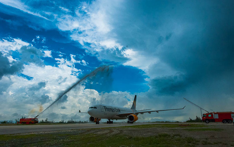 Bautizo a la nave de la aerolínea Thomas Cook que reinició viajes Manchester-Santa Clara.