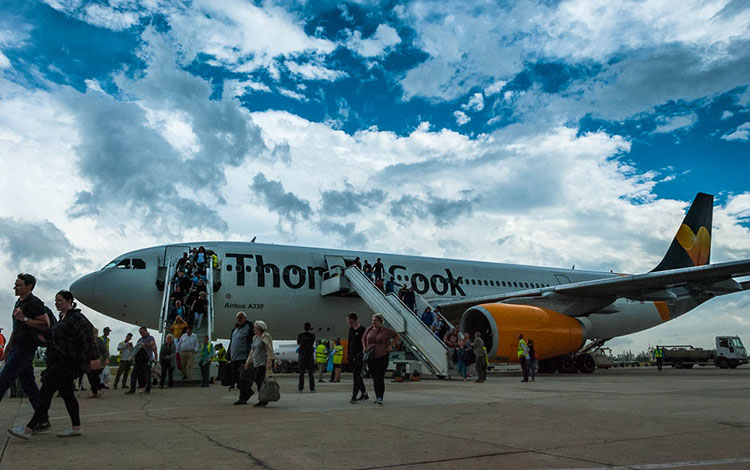 Pasajeros de vuelo que reinició la ruta Manchester-Santa Clara-Manchester, de la aerolí­nea inglesa Thomas Cook.