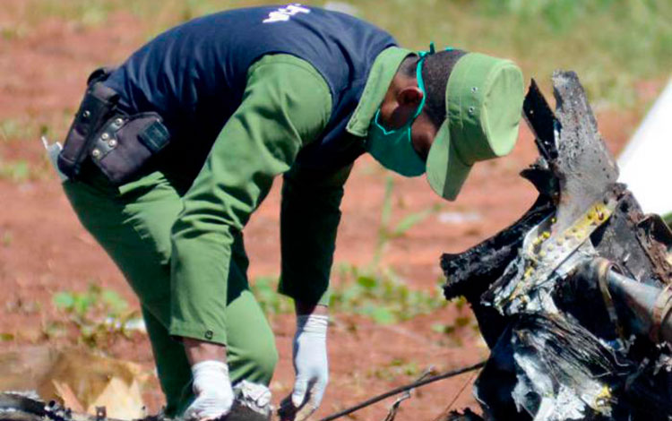 Recolección de evidencias en escenario del accidente aéreo del 18 de mayo de 2018 en La Habana.