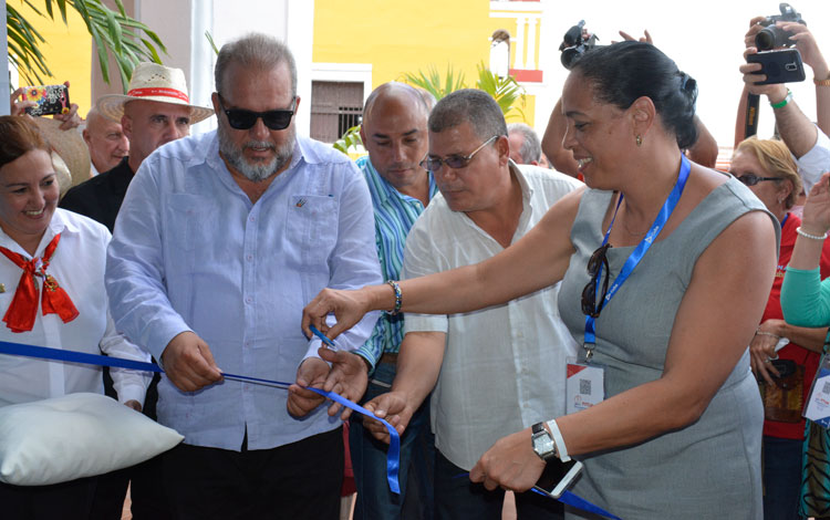Inauguración del Hotel E Bausá, en Remedios.