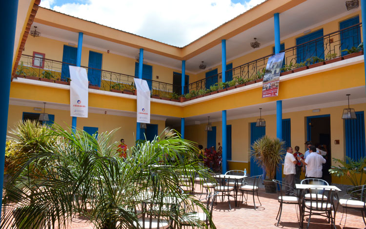 Patio del Hotel E Bausá. Patio del Hotel E Bausá.