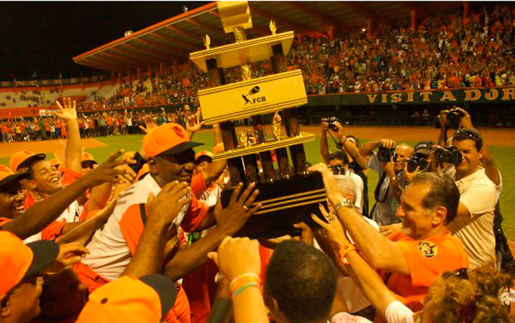 VillaClara recibiendo el trofeo tras ganar el Campeonato